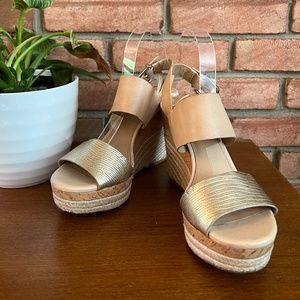 Antonio Melani Wedge Sandals with Buckle Closure in Tan and Gold Size 8.5